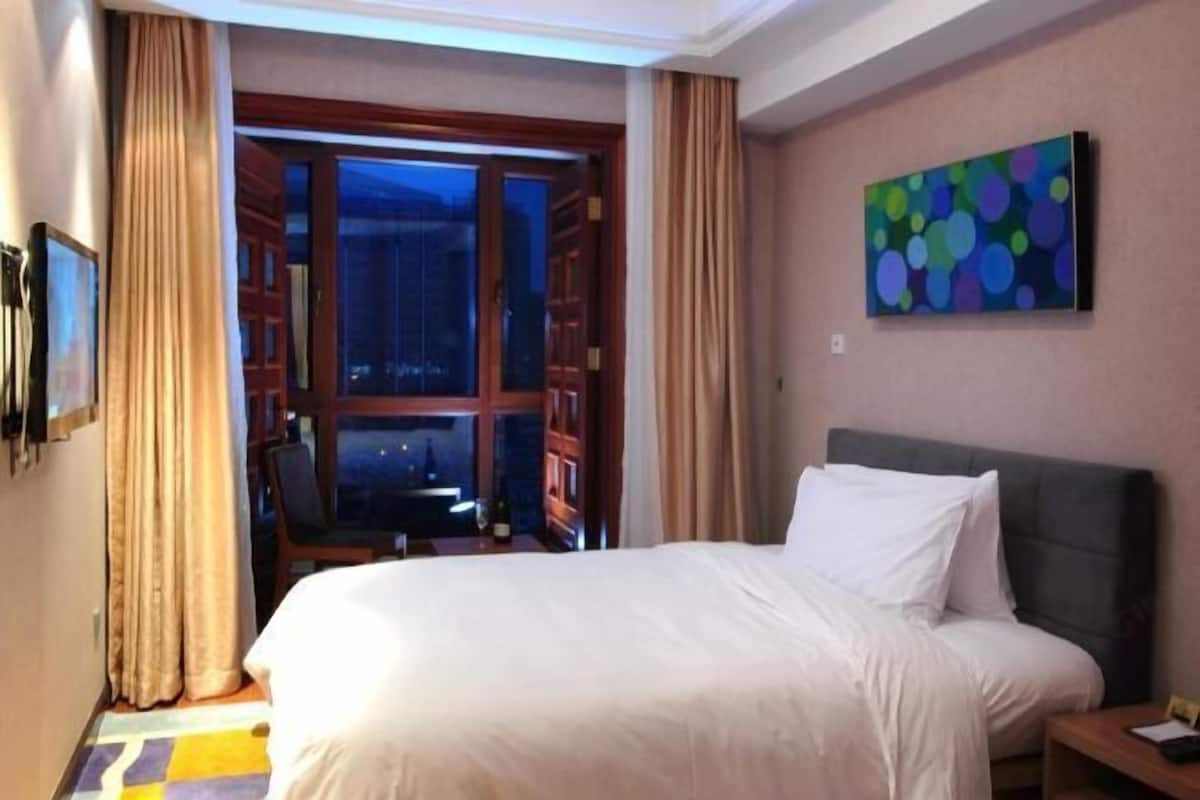 Premium bedding, in-room safe, desk, blackout drapes