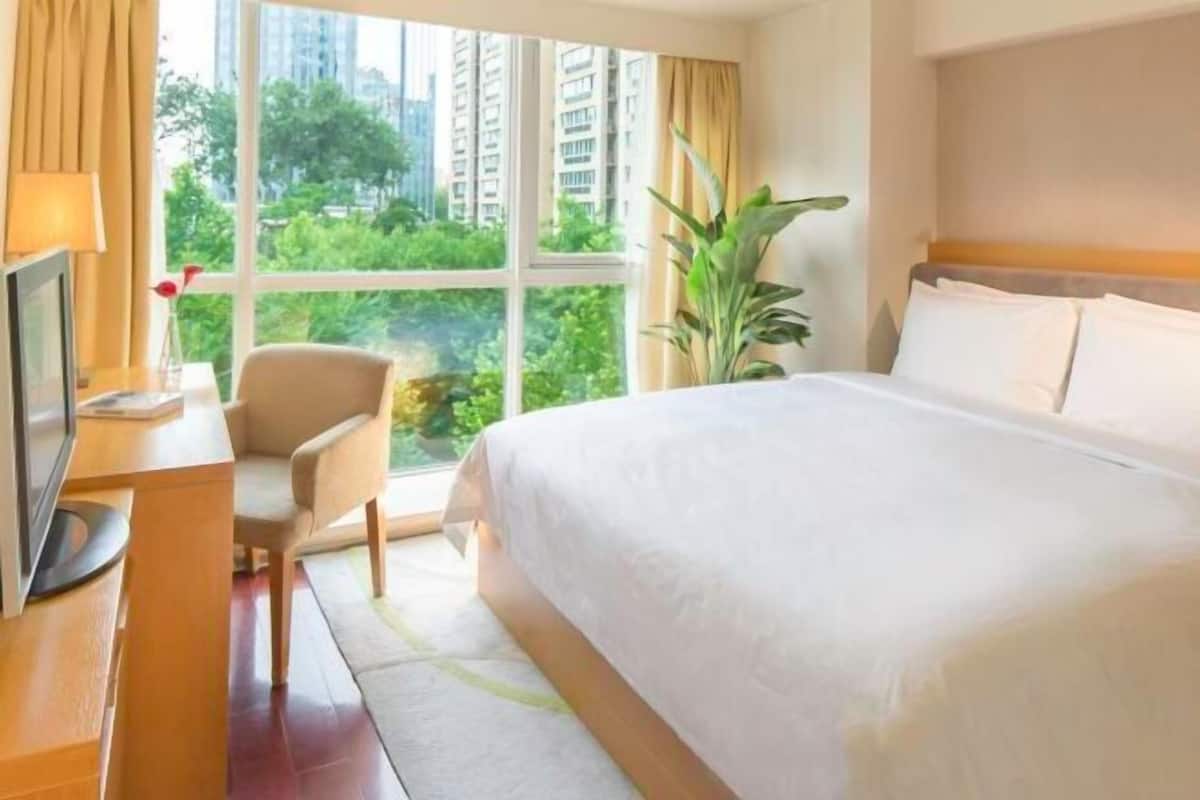 Premium bedding, in-room safe, desk, blackout curtains