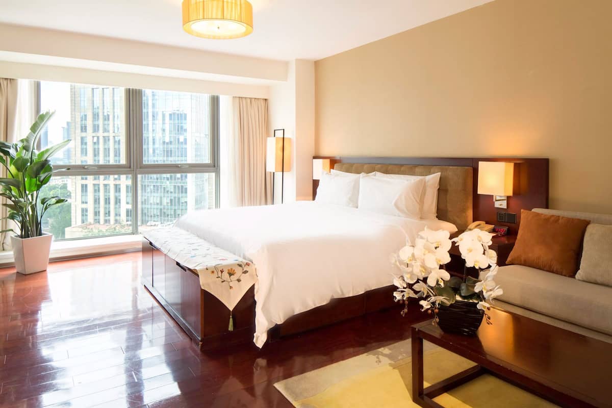 Premium bedding, in-room safe, desk, blackout drapes