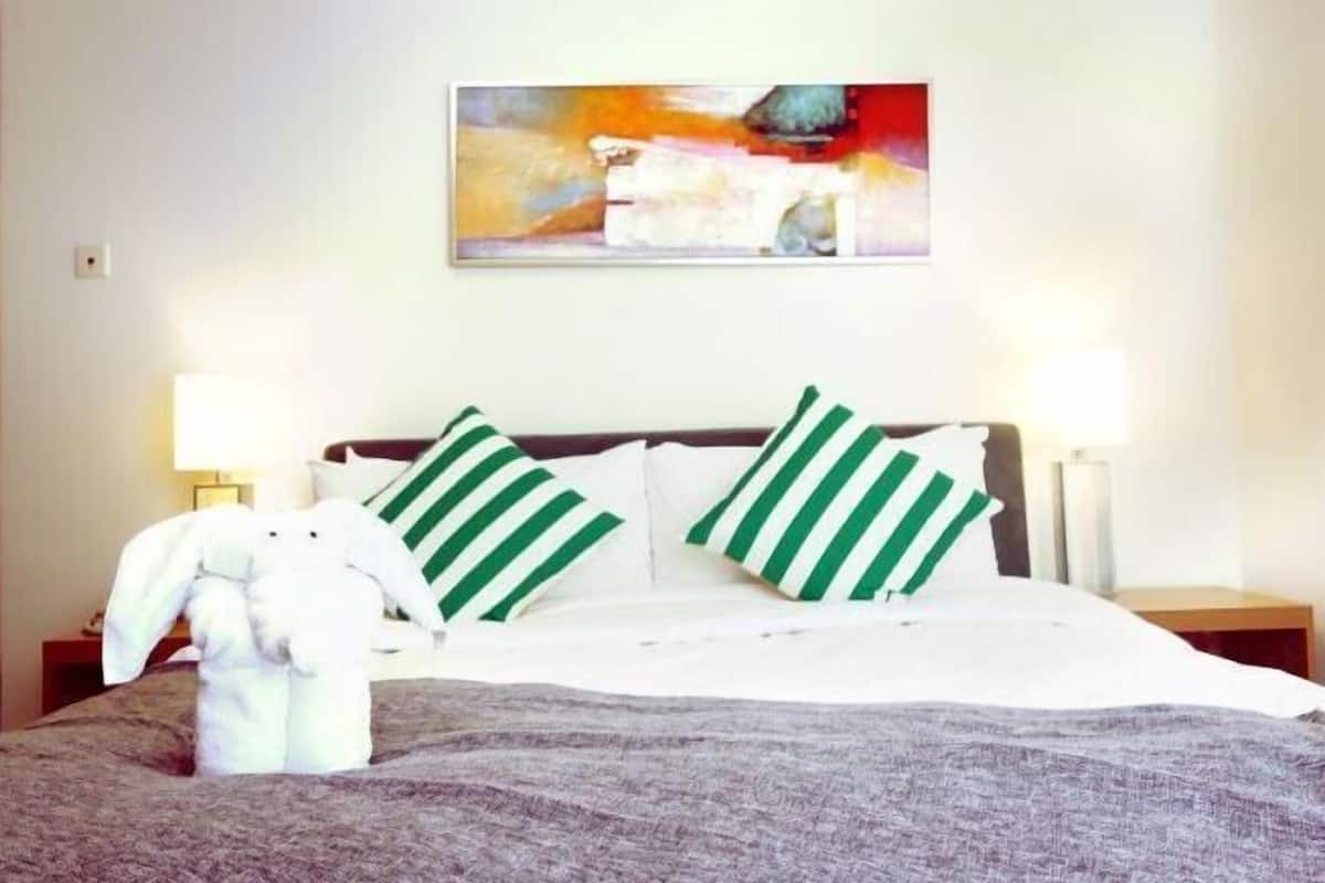 Premium bedding, in-room safe, desk, blackout drapes