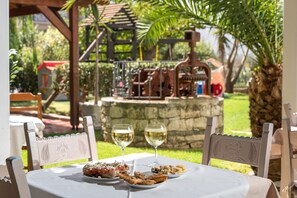 Outdoor dining - Apollo Apartments (Apokoronas)