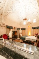 King Suite | 高档床上用品、羽绒被、免费迷你吧物品、客房内保险箱