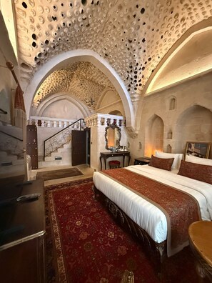 Suite | Premium bedding, down duvets, free minibar items, in-room safe - Maridin Hotel - Special Class (Mardin)