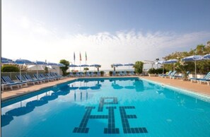 Outdoor pool, a rooftop pool, pool loungers - Hotel Plaza Esplanade (Jesolo)