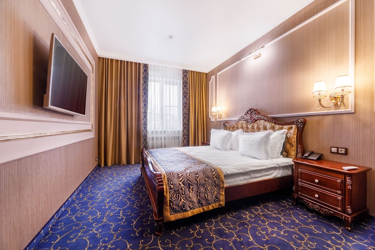 Suite, 1 Bedroom | Premium bedding, minibar, in-room safe, desk