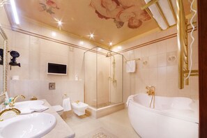Suite présidentielle, 1 chambre | Salle de bain | Articles de toilette (gratuits), séchoir à cheveux, peignoirs
