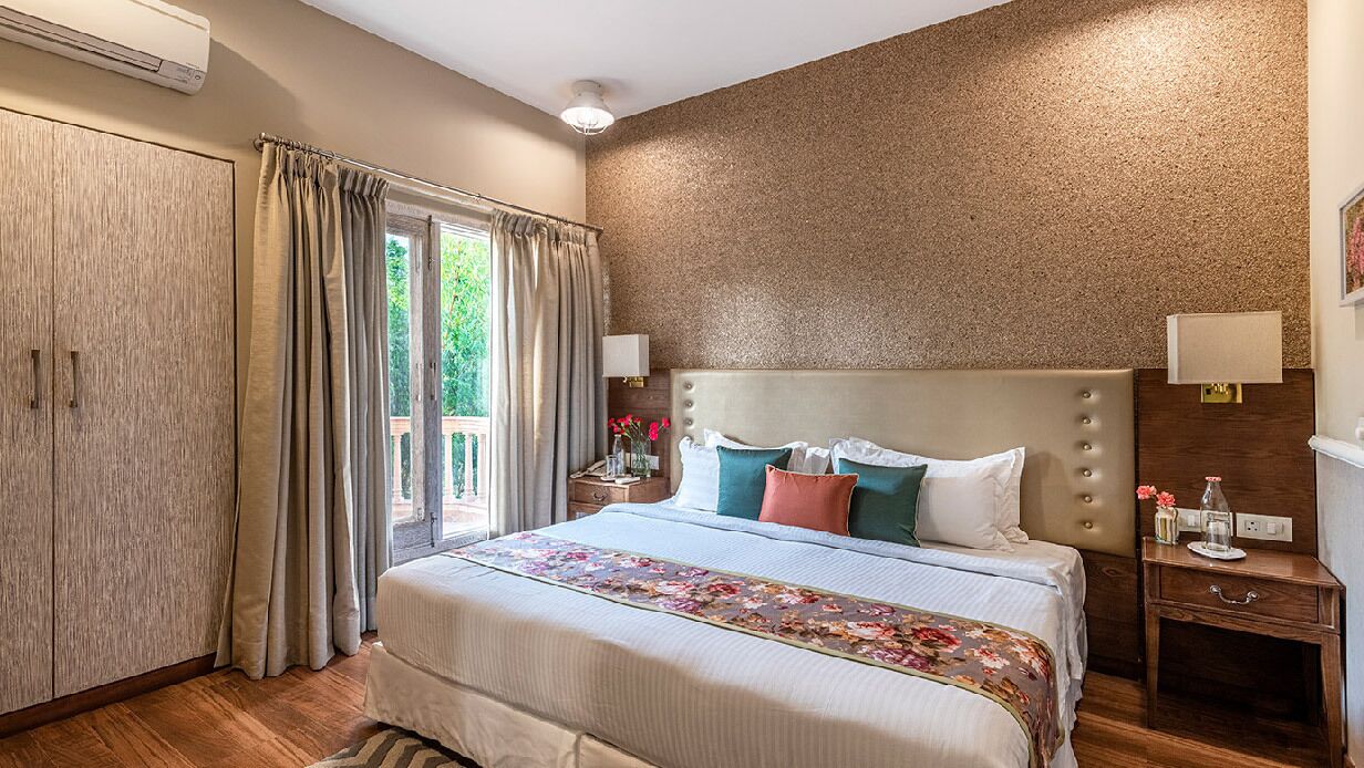 Ropa de cama de alta calidad y caja de seguridad en la habitación 