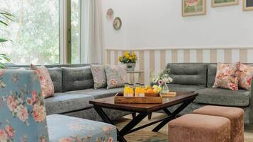 Lion's Den | 3 BR | Wohnbereich | 45-Zoll-Flachbildfernseher mit Satellitenempfang, Fernseher