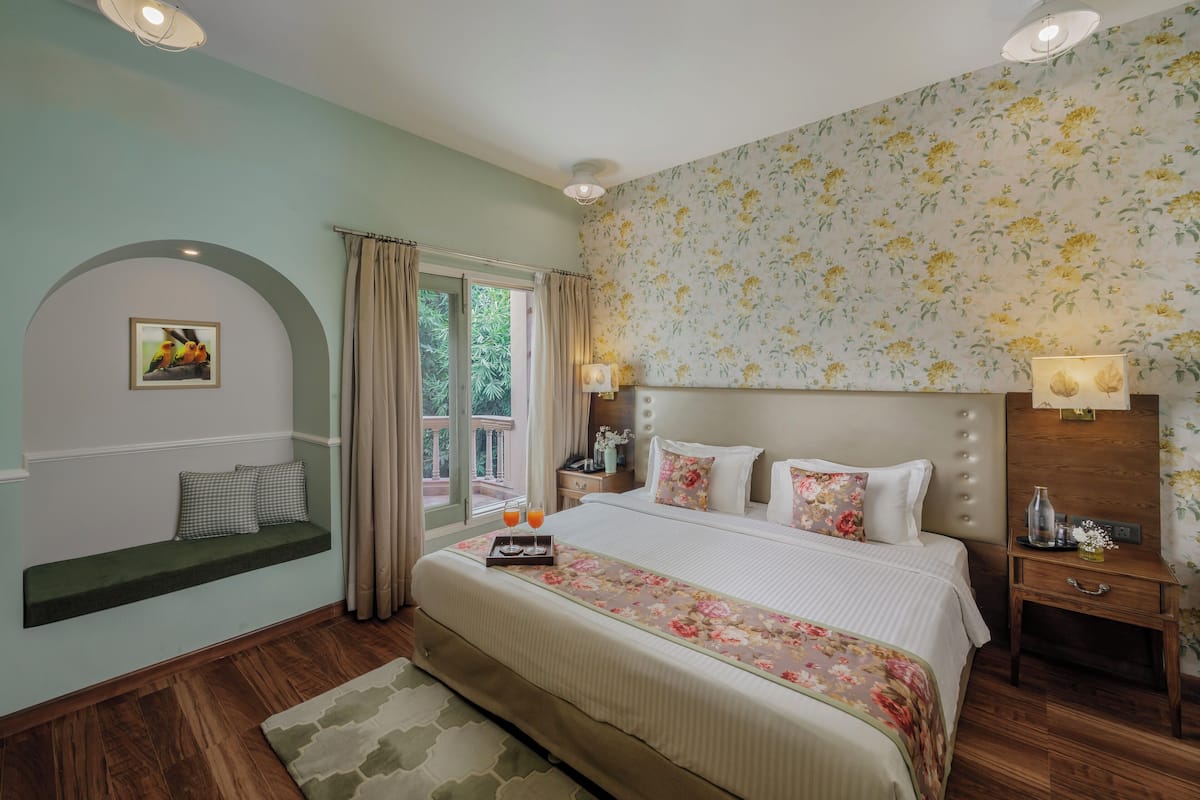 Lion's Den | 3 BR | Living area | 45-inch flat-screen TV with satellite channels, TV