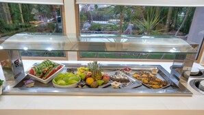 Ein Buffet mit verschiedenen Früchten und Desserts.