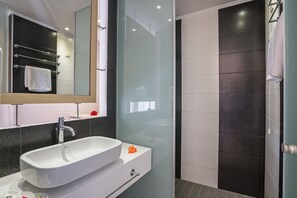 Suite | Salle de bain | Douche, articles de toilette (gratuits), séchoir à cheveux