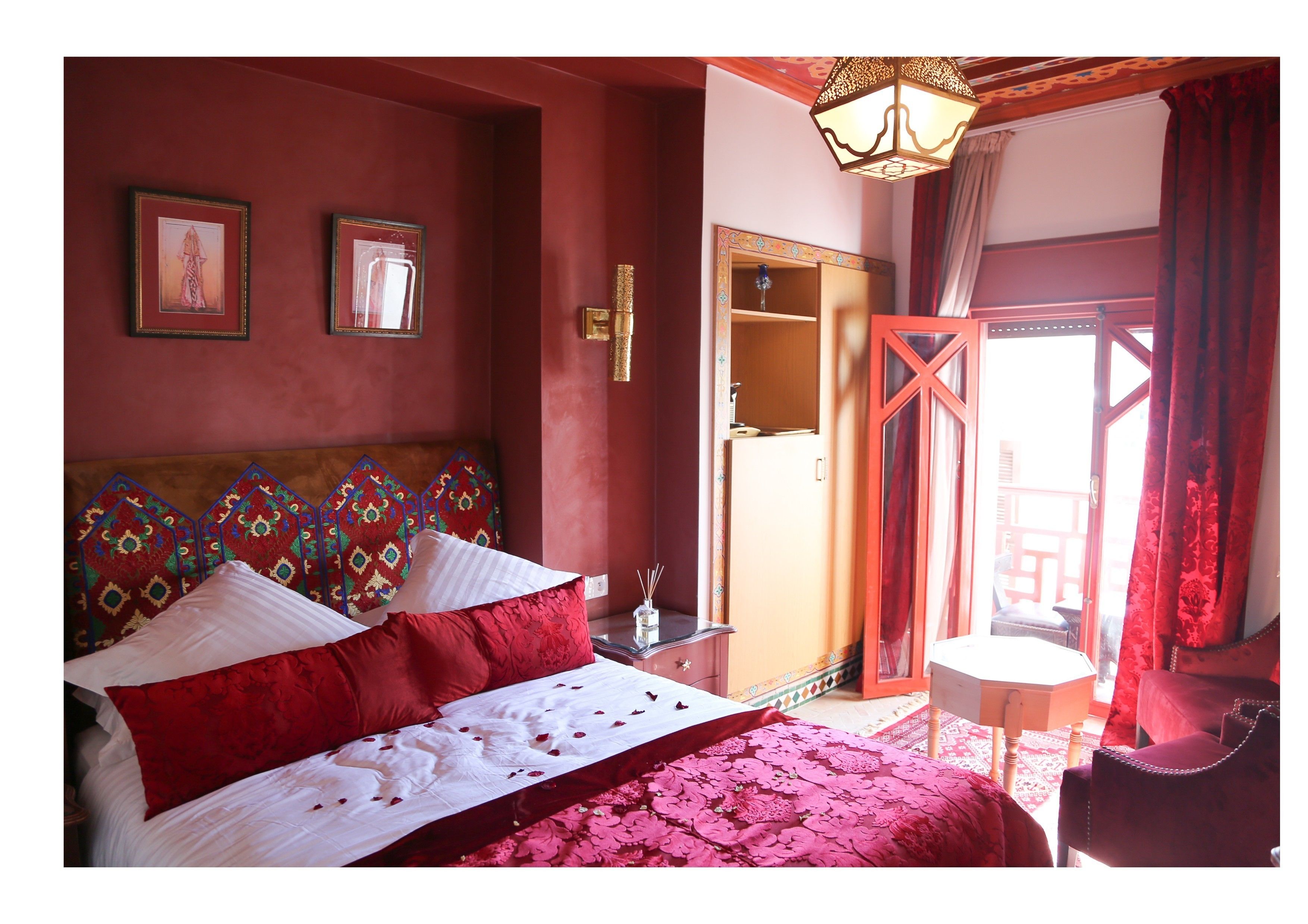 deluxe twin room | minibar, individually decorated, desk, blackout curtains