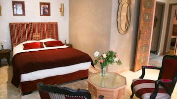 Quarto casal luxo, sacada | 2 quartos, frigobar, individualmente decorados, escrivaninha