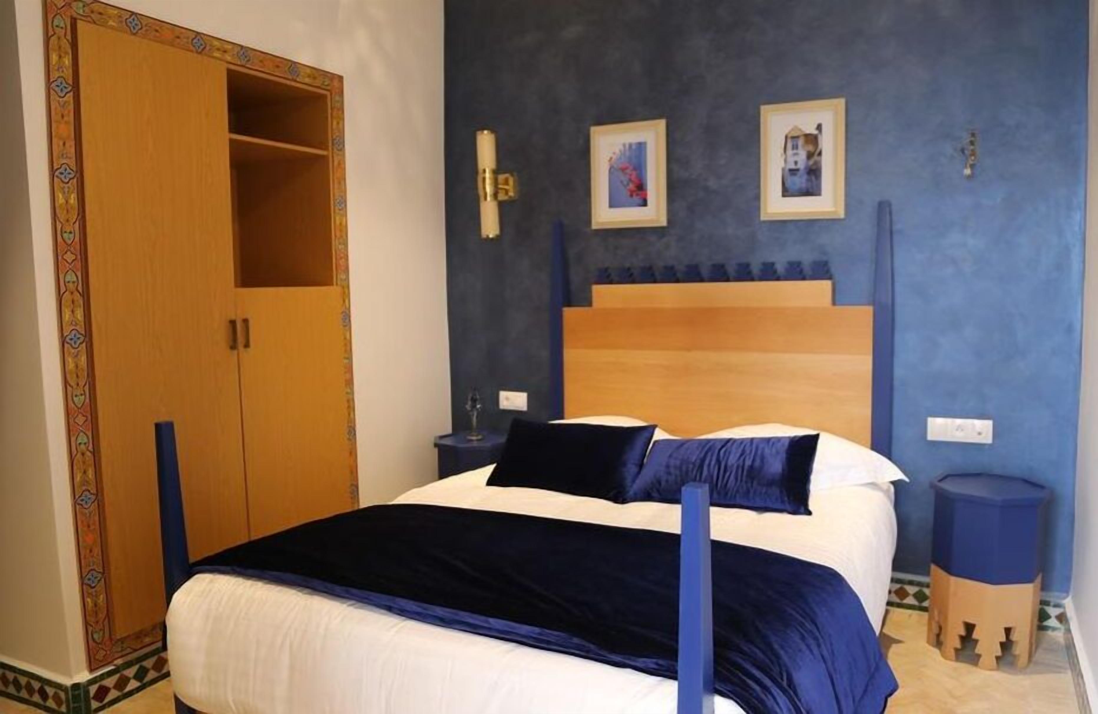 deluxe twin room | minibar, individually decorated, desk, blackout curtains