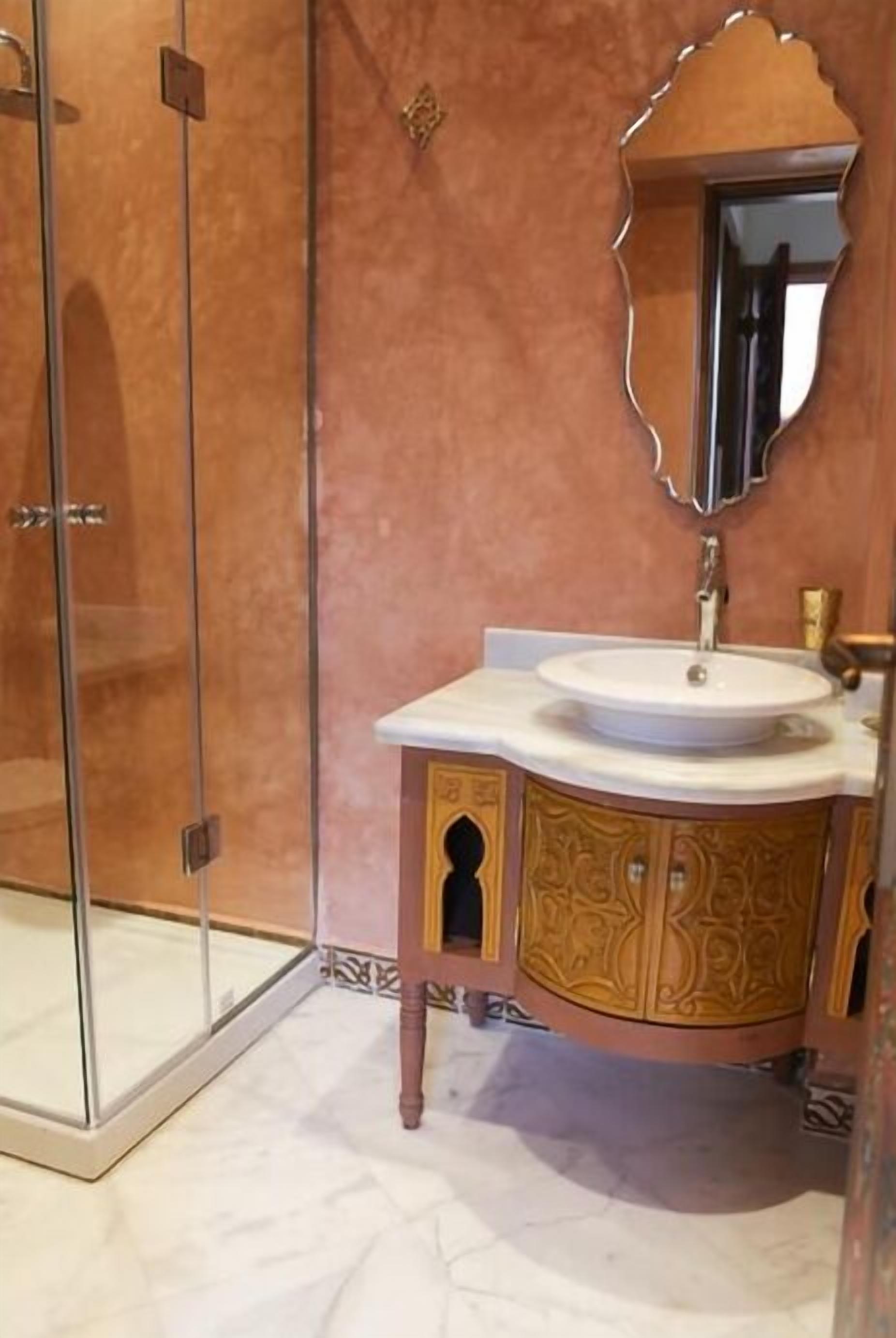 deluxe room | bathroom | free toiletries, hair dryer, bathrobes, towels