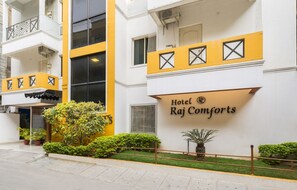 Front of property - Hotel Raj Comforts - Golf View (Bengaluru)