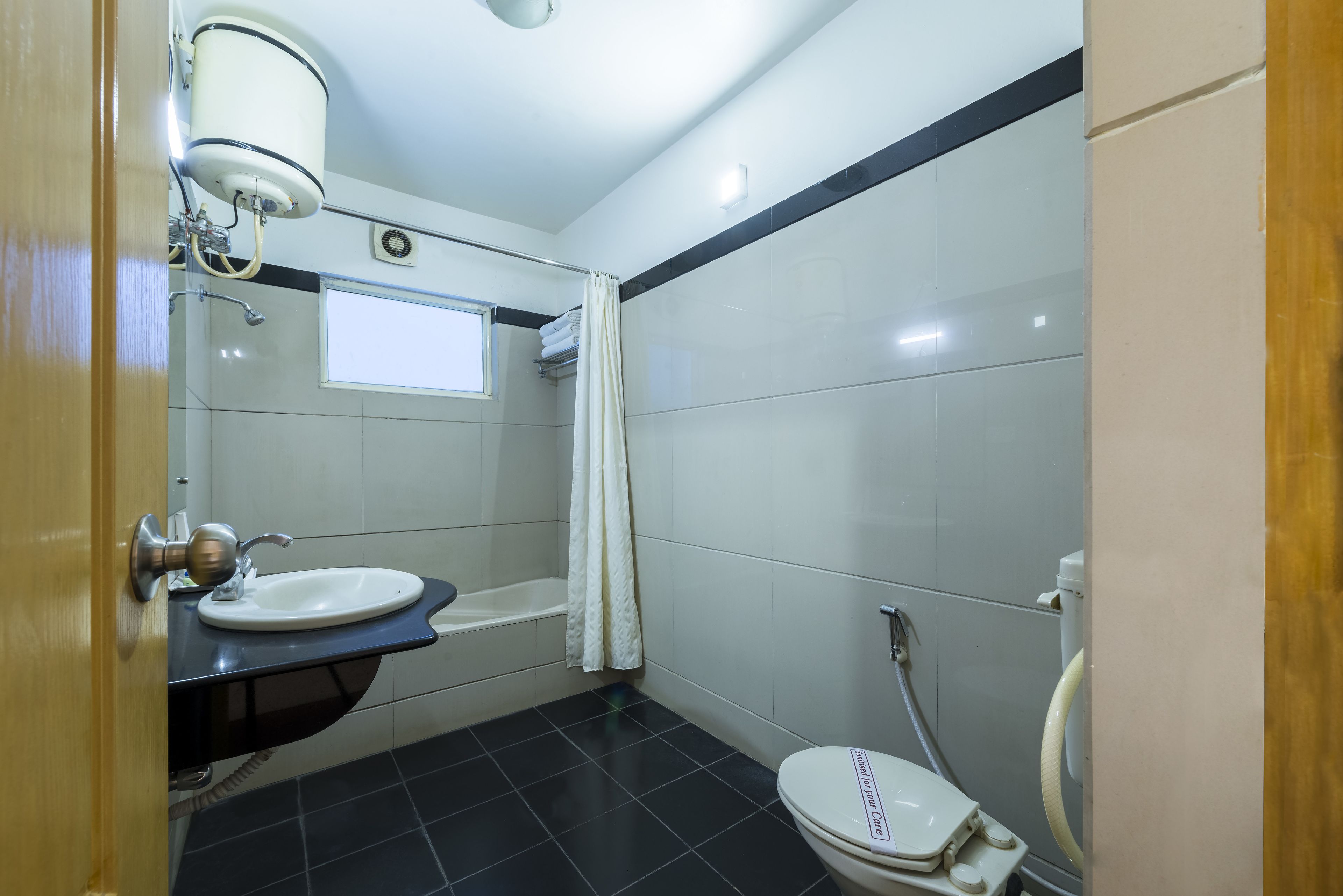 deluxe twin room, 2 single beds | bathroom | free toiletries, towels