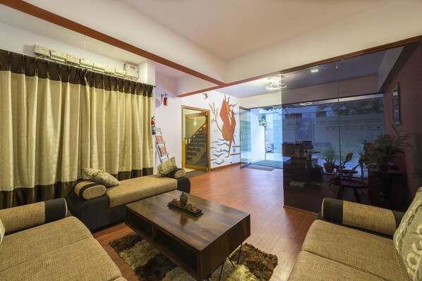 Flat-screen TV - Hotel Raj Comforts - Golf View (Bengaluru)