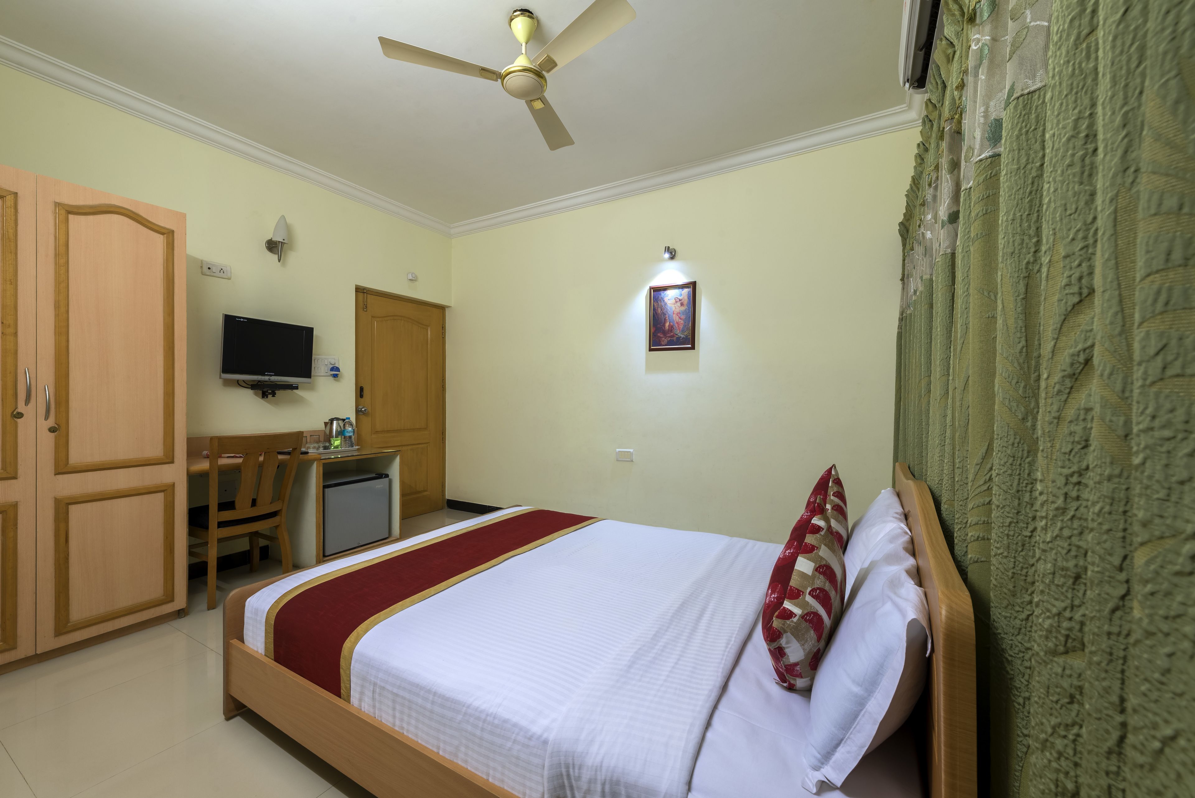 deluxe double room, 1 queen bed | premium bedding, desk, iron/ironing board, free wifi