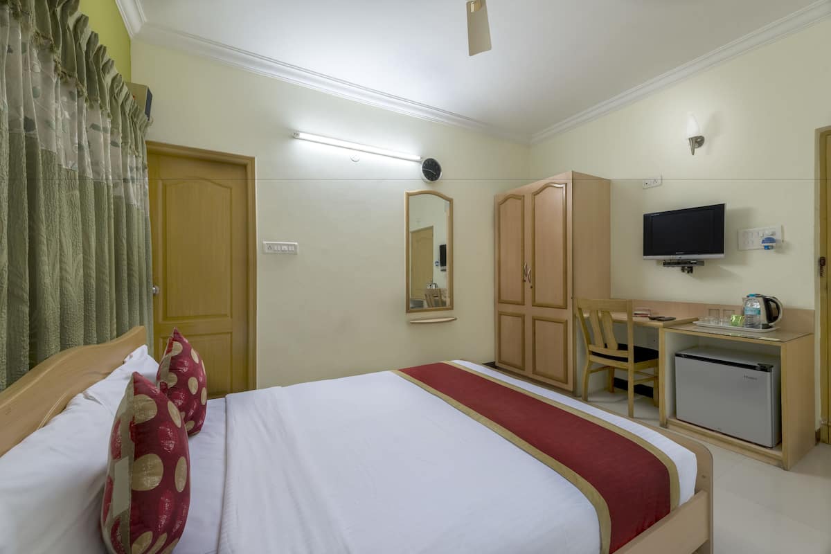 Deluxe Double Room, 1 Queen Bed | Premium bedding, desk, iron/ironing board, free WiFi