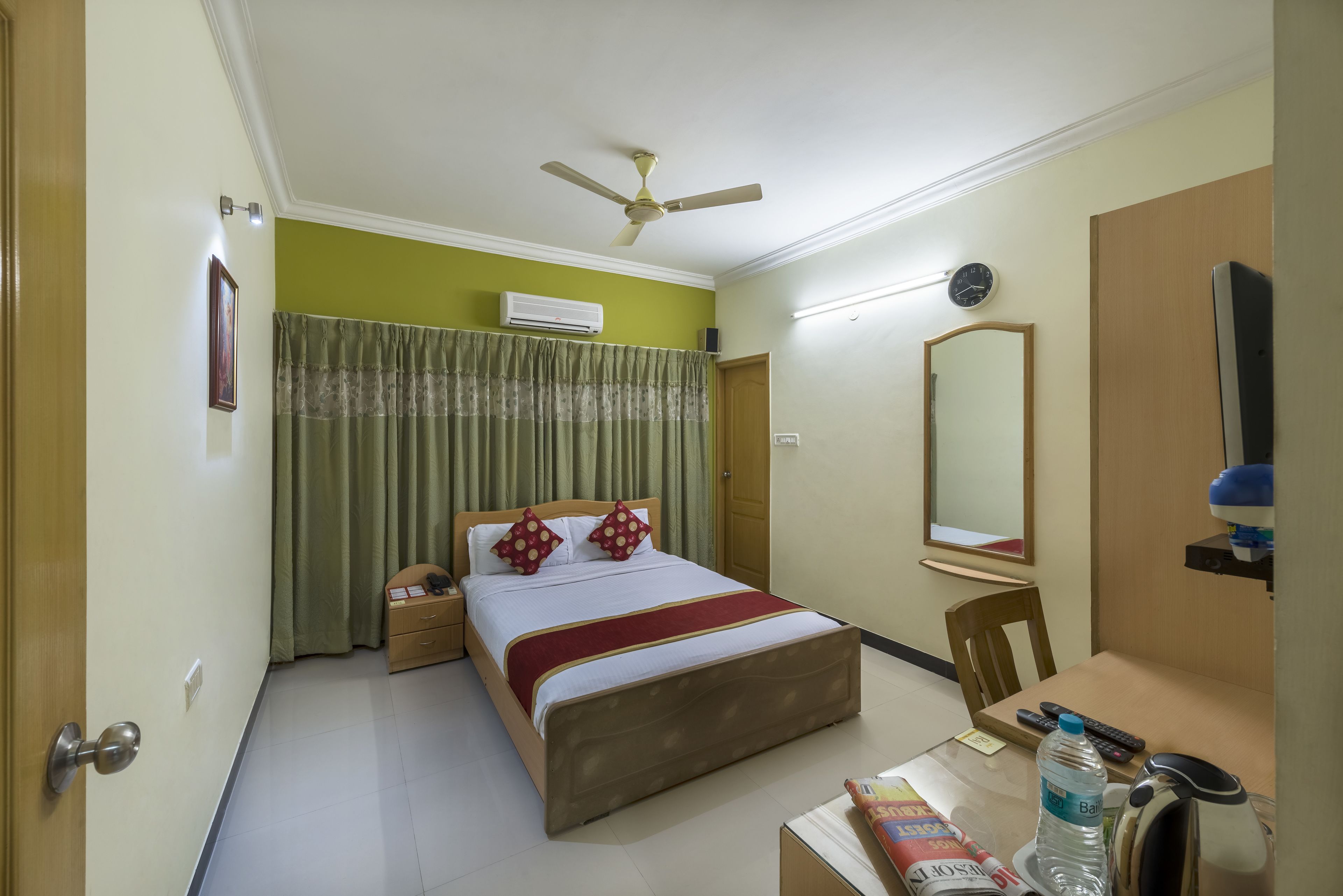 deluxe double room, 1 queen bed | premium bedding, desk, iron/ironing board, free wifi
