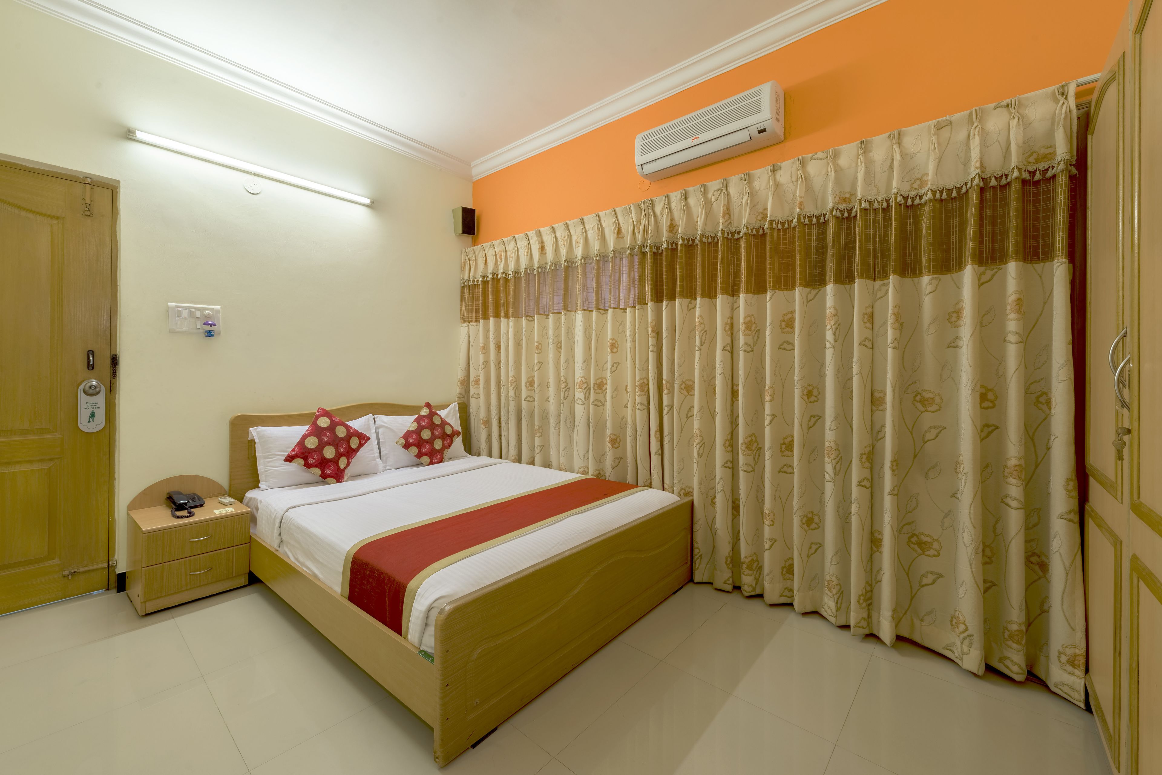 deluxe double room, 1 queen bed | premium bedding, desk, iron/ironing board, free wifi