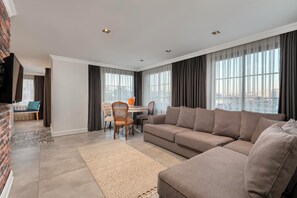 Suite, jet tub | Seprai premium, minibar, brankas, dan Wi-Fi gratis