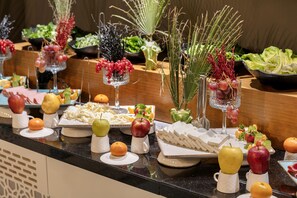 بوفيه فطور مجانًا يوميًا