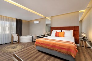 Junior-Suite, Whirlpool | Hochwertige Bettwaren, Minibar, Zimmersafe, kostenloses WLAN