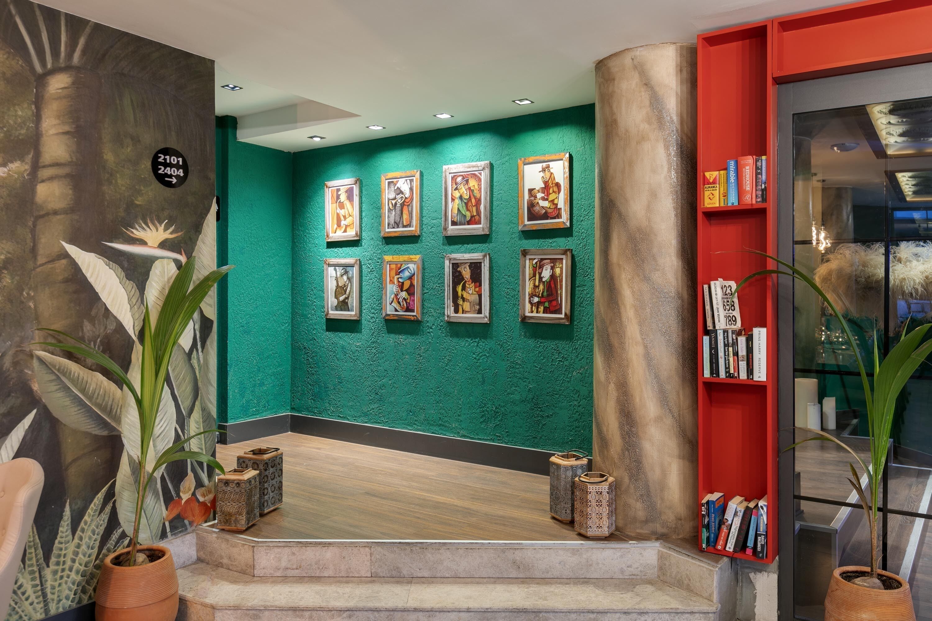 breakfast, lunch and dinner served