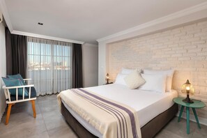 Suite, jet tub | Seprai premium, minibar, brankas, dan Wi-Fi gratis