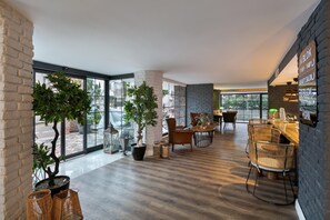 Coin salon dans le hall