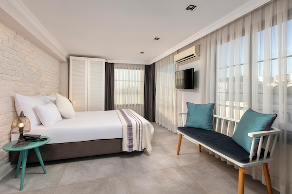 Suite, jet tub | Seprai premium, minibar, brankas, dan Wi-Fi gratis