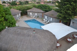 Outdoor pool, pool umbrellas, pool loungers - Melia Hotel Senegal (Mbour)