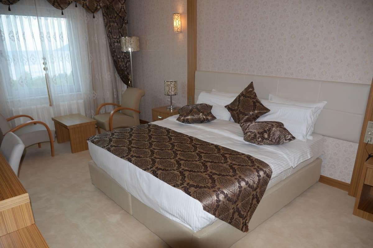Minibar, in-room safe, cribs (free), WiFi (free)