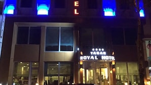 Majoituspaikan julkisivu illalla/yöllä