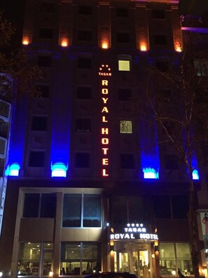 Façade de l’hébergement - soirée/nuit