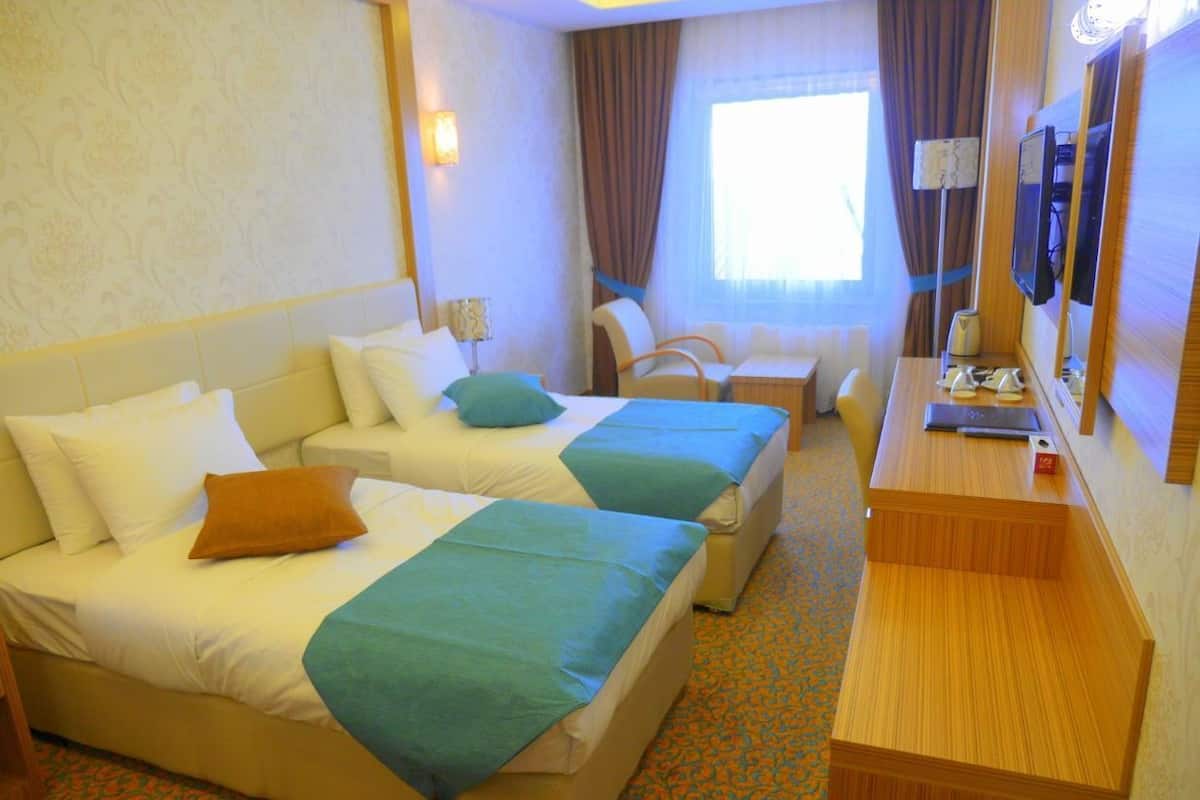Standard Triple Room | Minibar, in-room safe, cribs (free), WiFi (free)
