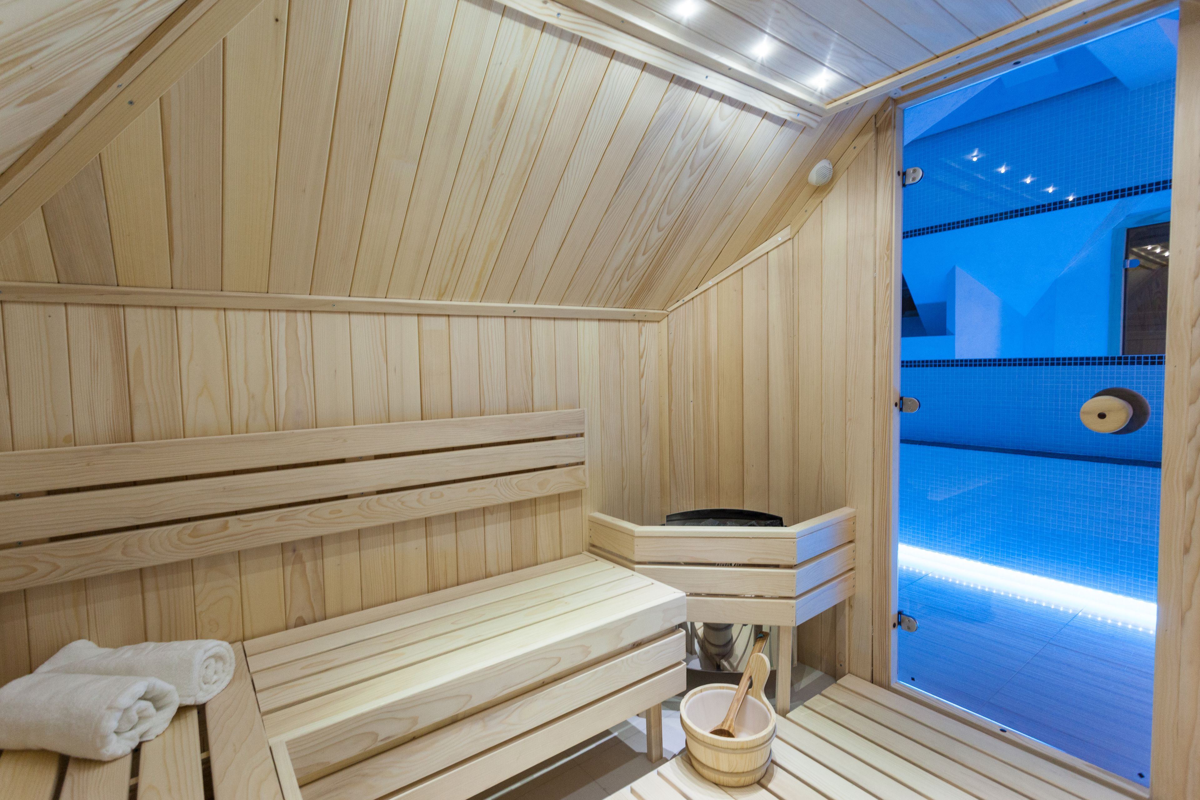 Una sauna de madera con bancos y un asiento de banco, un banco de madera, un asiento de banco de madera, un banco de madera, un asiento de banco de madera, un banco de madera, un asiento de banco de madera, un banco de madera, un asiento de banco de madera, un banco de madera, un asiento de banco de madera, un banco de madera, un asiento de banco de madera, un banco de madera, un asiento de banco de madera, un banco de madera, un asiento de banco de madera, un banco de madera, un asiento de banco de madera, un banco de madera, un asiento de banco de madera, un banco de madera, un asiento de banco de madera, un banco de madera, un asiento de banco de madera, un banco de madera, un asiento de banco de madera, un banco de madera, un asiento de banco de madera, un banco de madera, un asiento de banco de madera, un banco de madera, un asiento de banco de madera, un banco de madera, un asiento de banco de madera, un banco de madera, un asiento de banco de madera, un banco de madera, un asiento de banco de madera, un banco de madera, un asiento de banco de madera