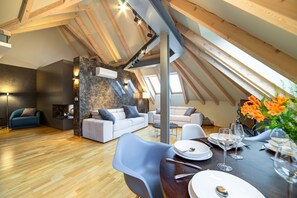 Design-Apartment, 1 Schlafzimmer, Stadtblick (Marble) | Essbereich im Zimmer
