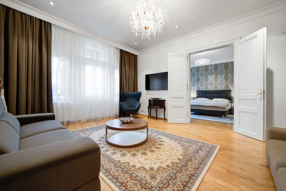 Royal appartement, 1 slaapkamer (Royal) | Woonkamer | Een flatscreentelevisie