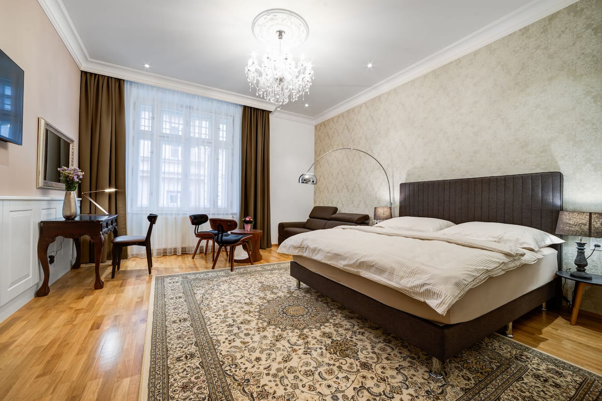Luxe appartement, 1 slaapkamer (Queen Studio) | Een bureau, een strijkplank/strijkijzer, gratis babybedden, gratis wifi
