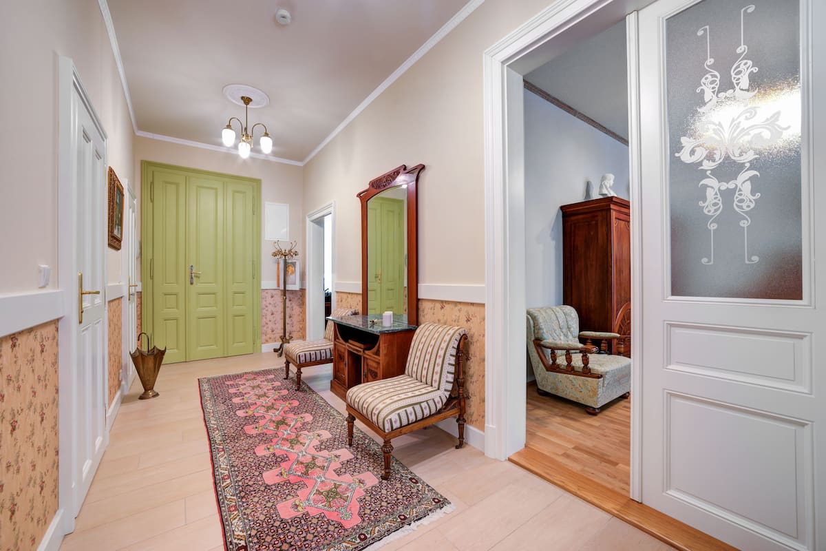 Signature suite, 2 slaapkamers | Woonruimte | Een flatscreentelevisie