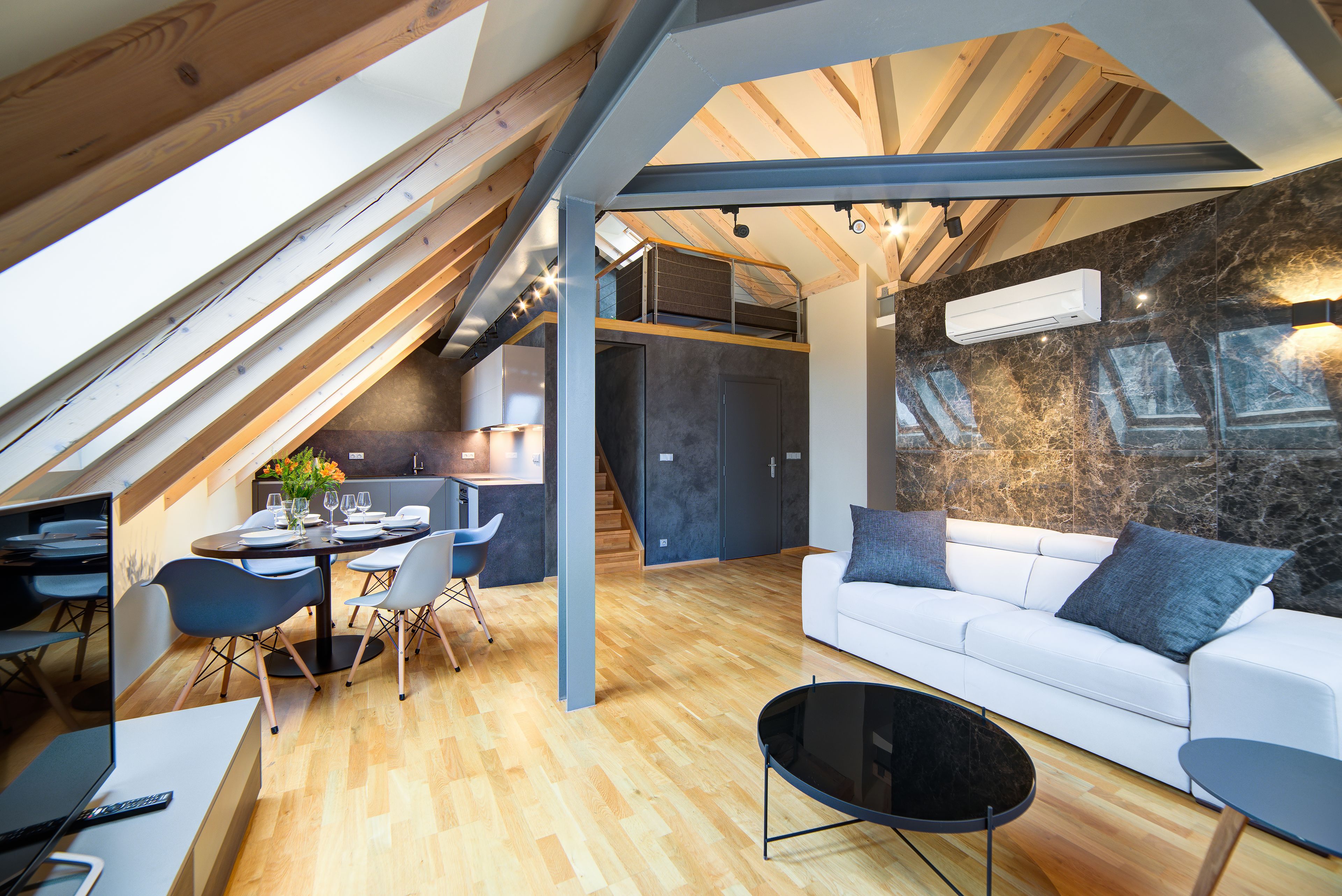 Căn hộ có thiết kế đặc sắc, 1 phòng ngủ, quang cảnh thành phố (Marble) | Khu phòng khách | TV màn hình phẳng 