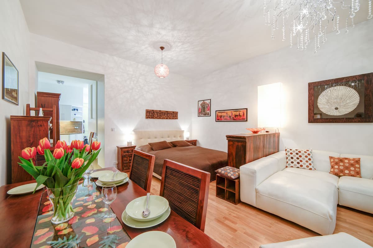 Deluxe appartement, 1 slaapkamer (King Studio) | Een bureau, een strijkplank/strijkijzer, gratis babybedden, gratis wifi