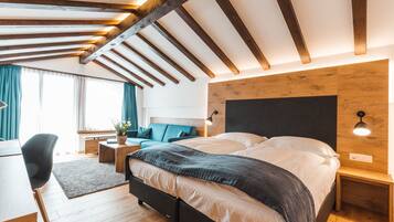 ห้องพาโนรามิกทวิน, วิวภูเขา, ติดภูเขา | เครื่องนอนป้องกันสารก่อภูมิแพ้, มินิบาร์, ตู้นิรภัยในห้องพัก, โต๊ะทำงาน