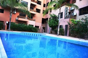 Una piscina al aire libre