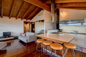 Appartement, 2 chambres, baignoire à jets | Cuisinette privée | Réfrigérateur grande capacité avec congélateur, four à micro-ondes