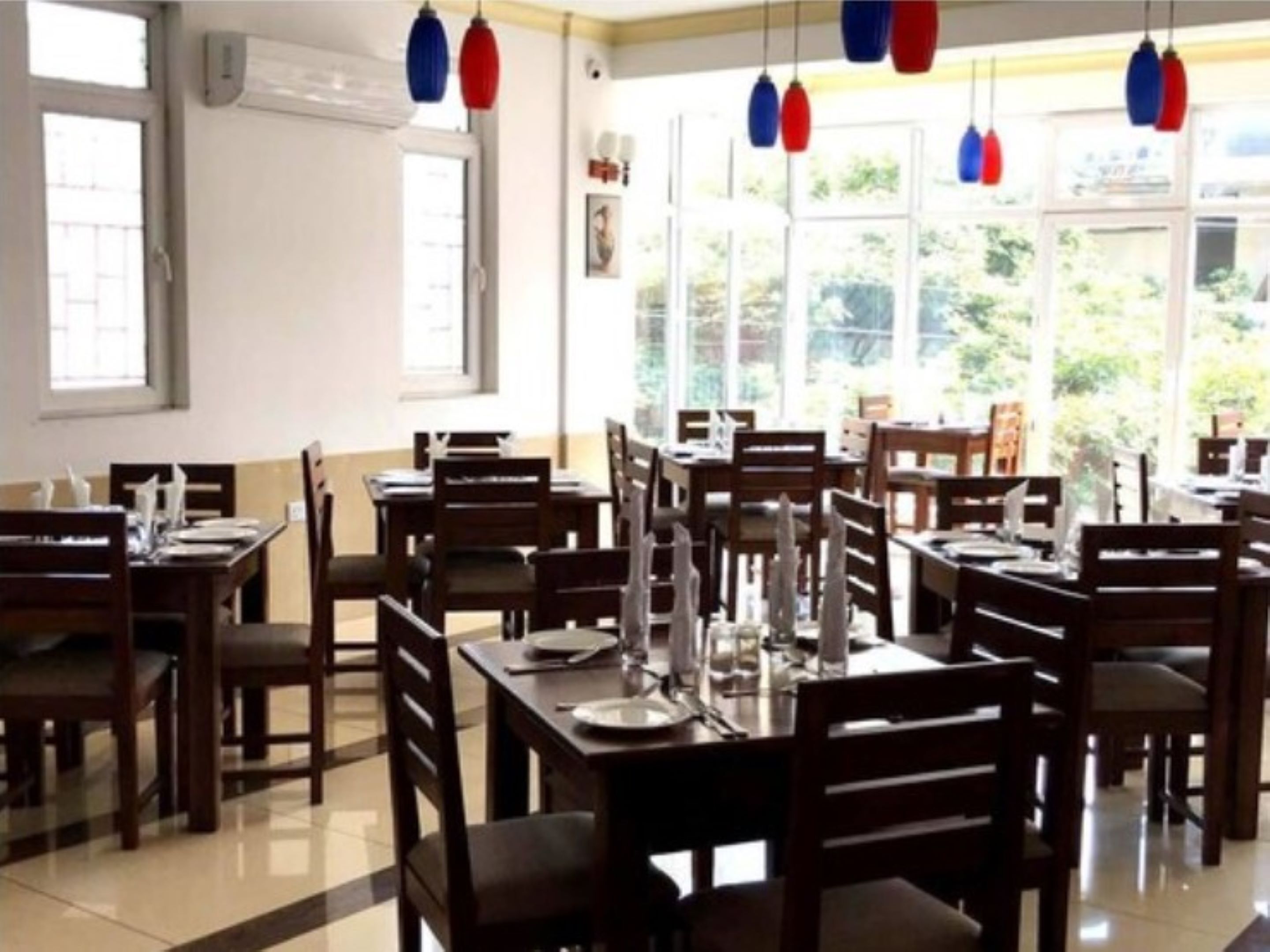 S'hi serveixen esmorzars, dinars i plats de cuina local i internacional 