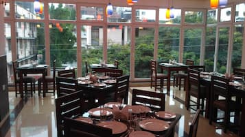 供应早餐、午餐和晚餐,本地与国际菜